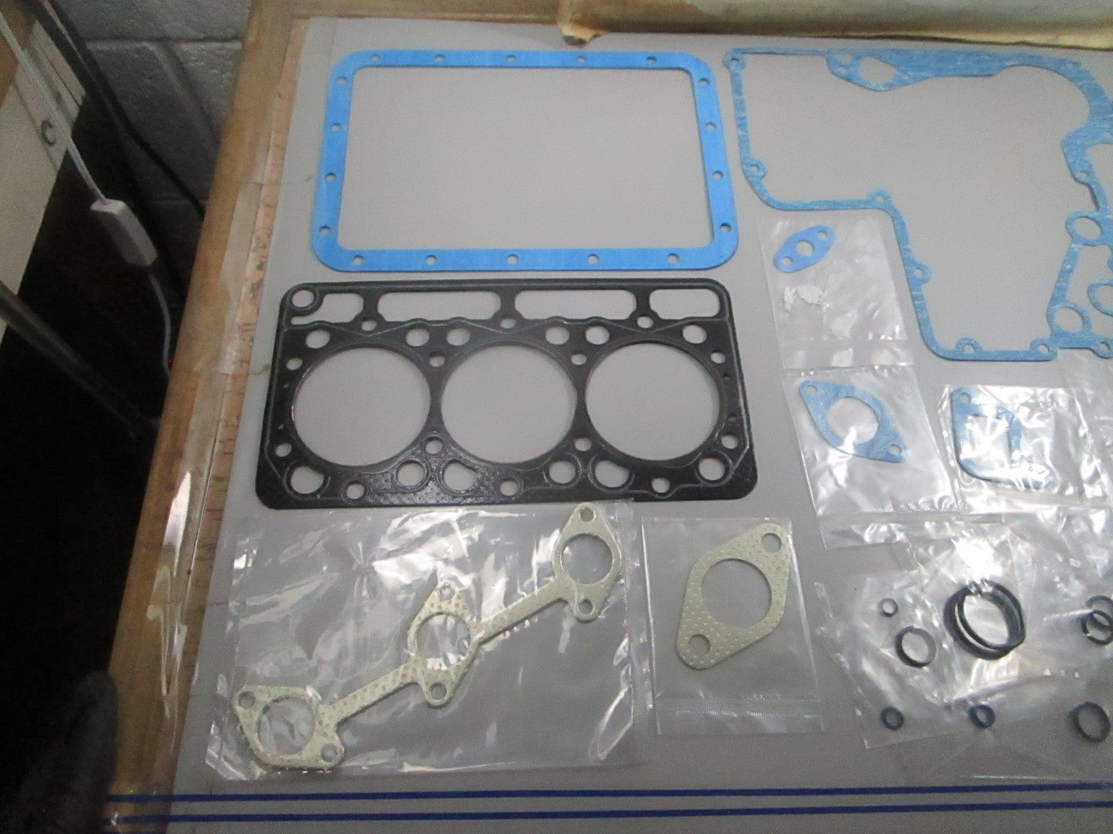 NEW OEM Onan 185-2313 Gasket Set 0720