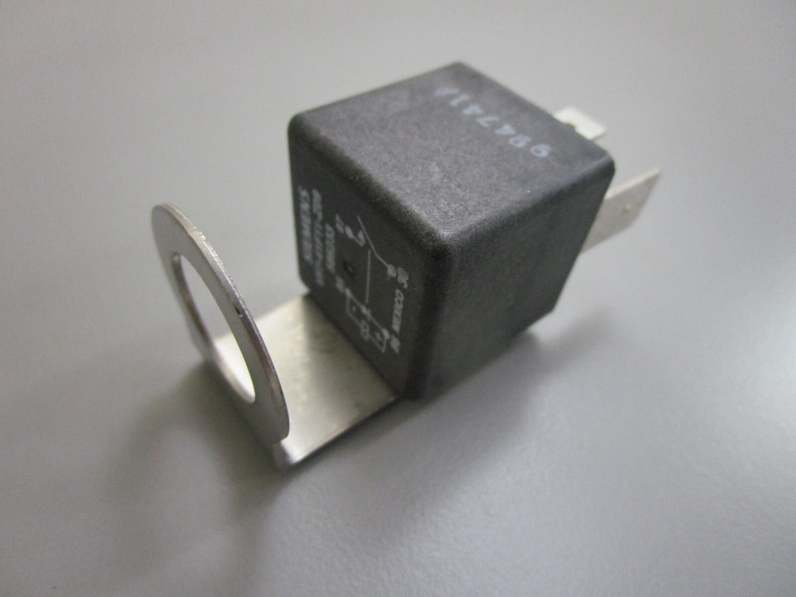 *NEW OEM* 0810 OMC Johnson Evinrude Relay 586233 0586233