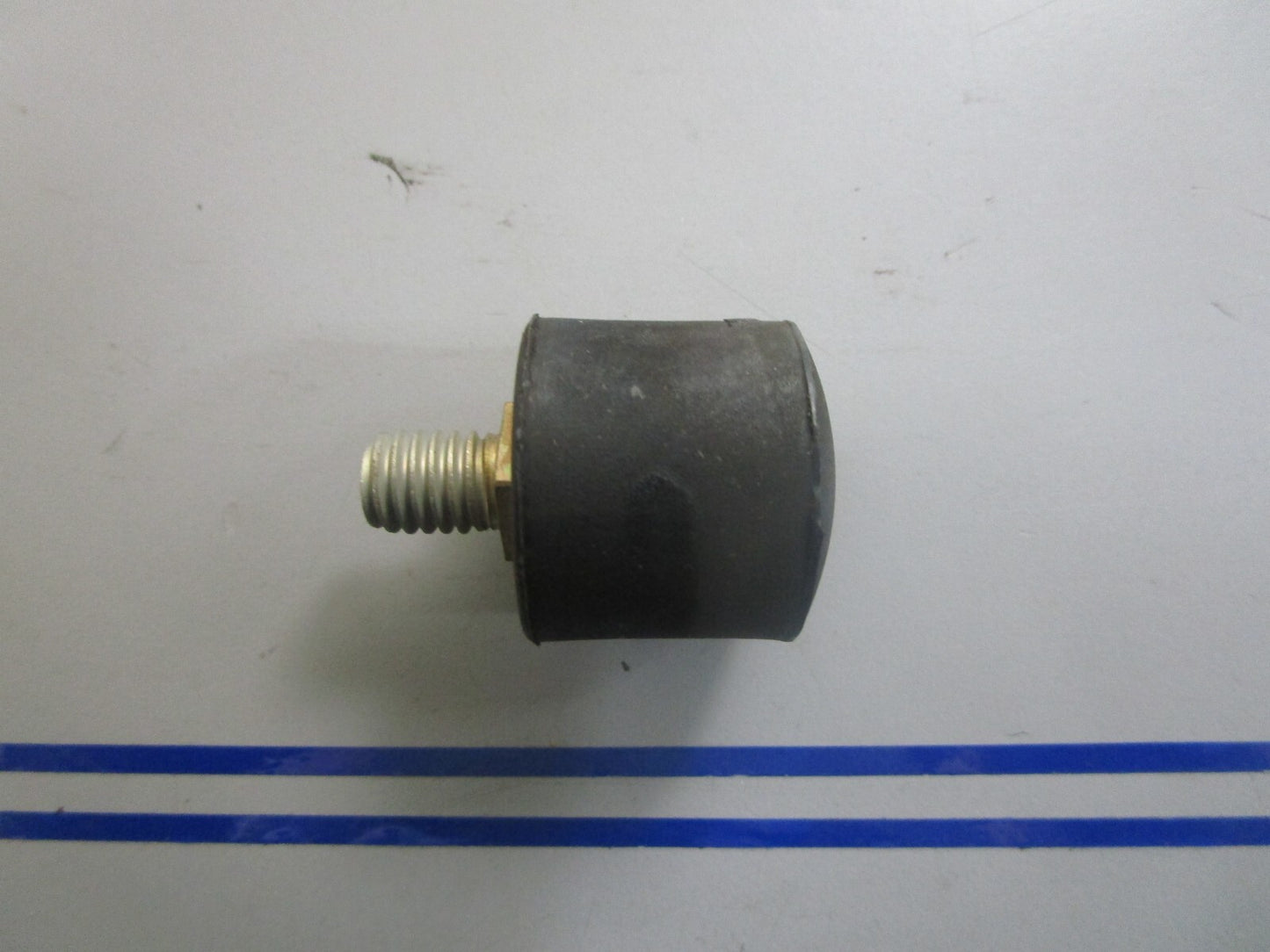 *NEW OEM* 0810 OMC Johnson Evinrude Rubber Mount 325975 0325975