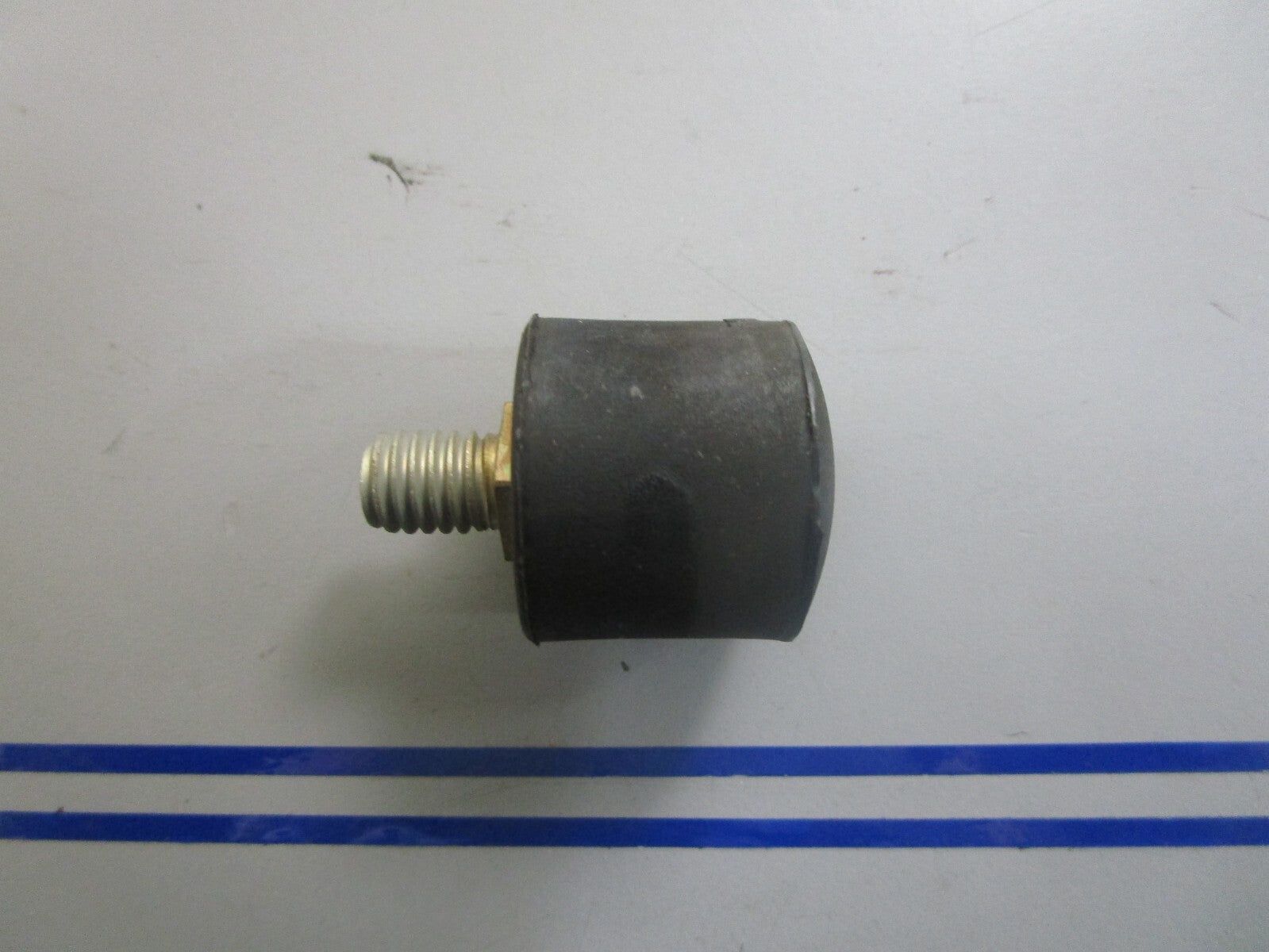 *NEW OEM* 0810 OMC Johnson Evinrude Rubber Mount 325975 0325975