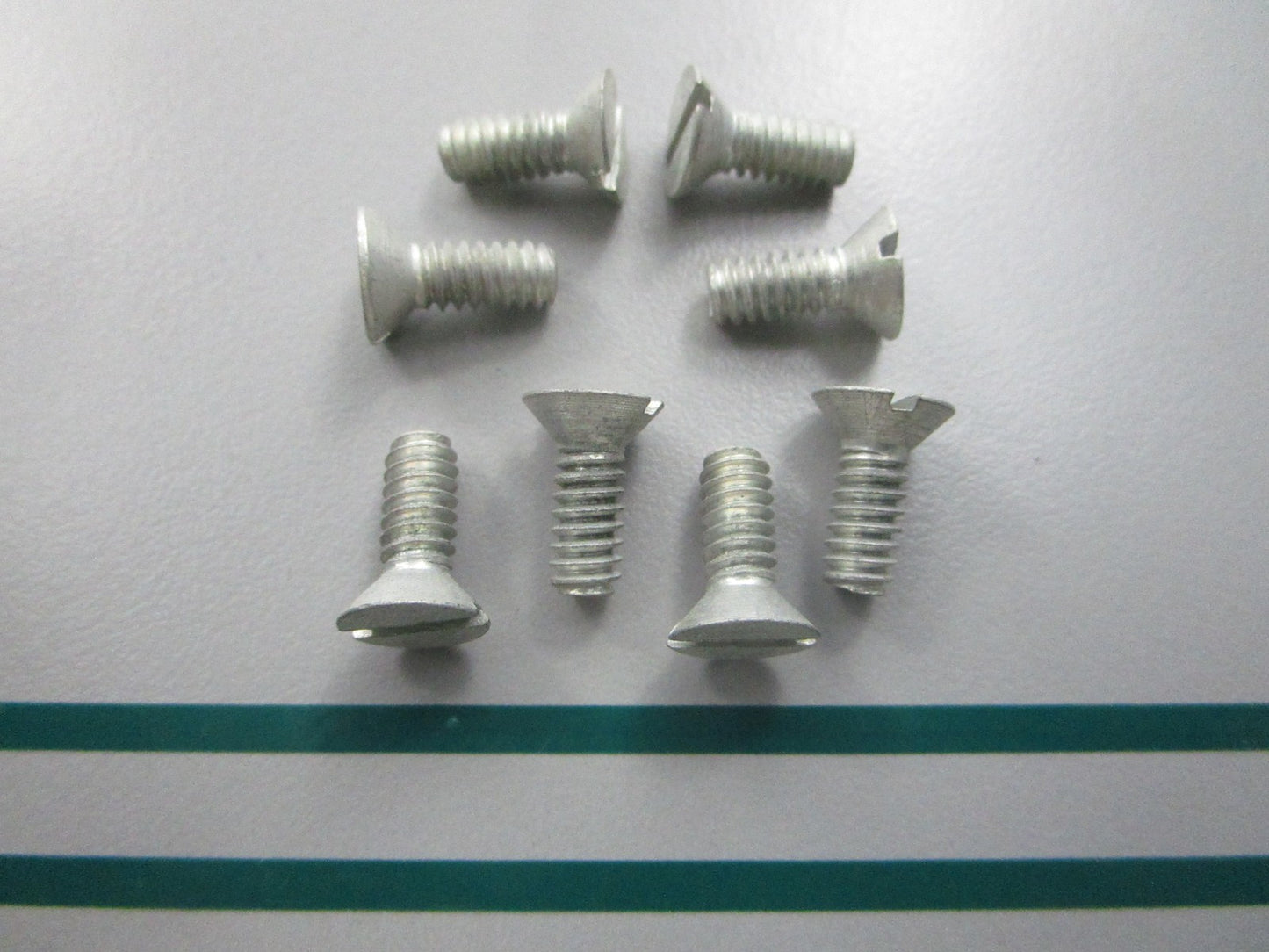 NEW OEM (LOT OF 8) 302104 0302104 OMC Johnson Evinrude Screw 0810