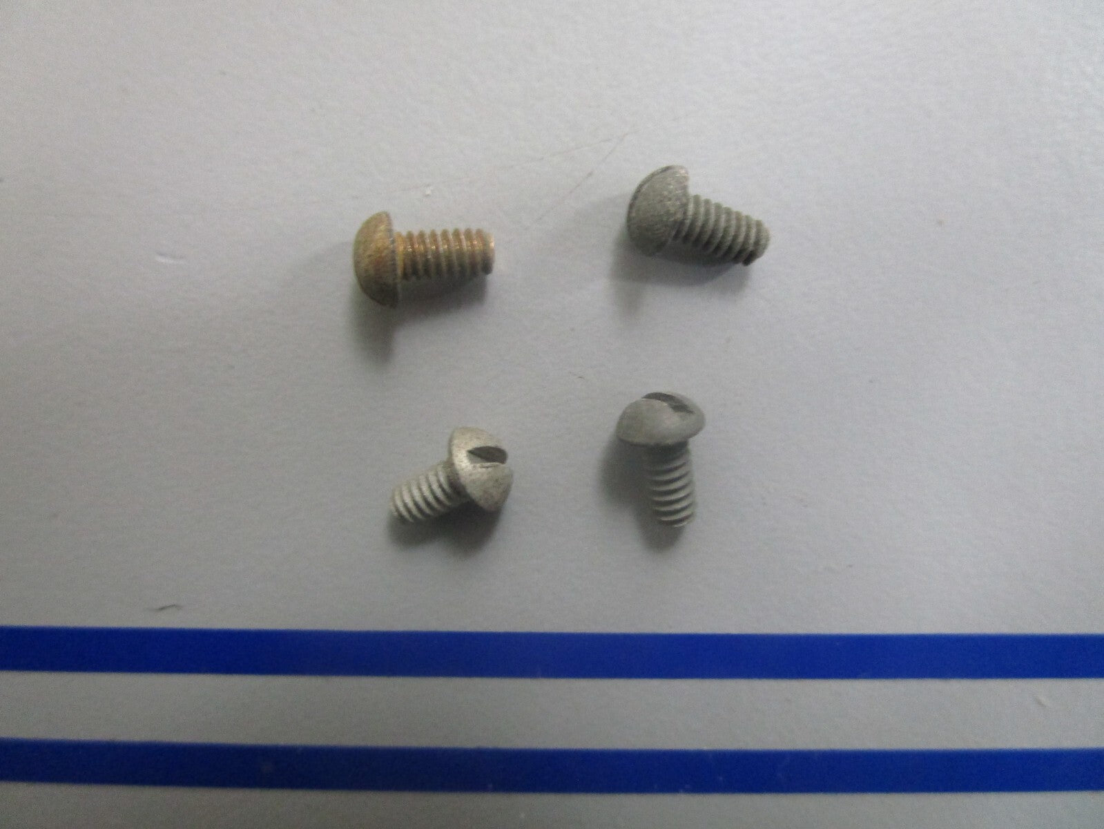 *NEW OEM* (LOT OF 4) 0810 OMC Johnson Evinrude Lockout Screw 307394 0307394