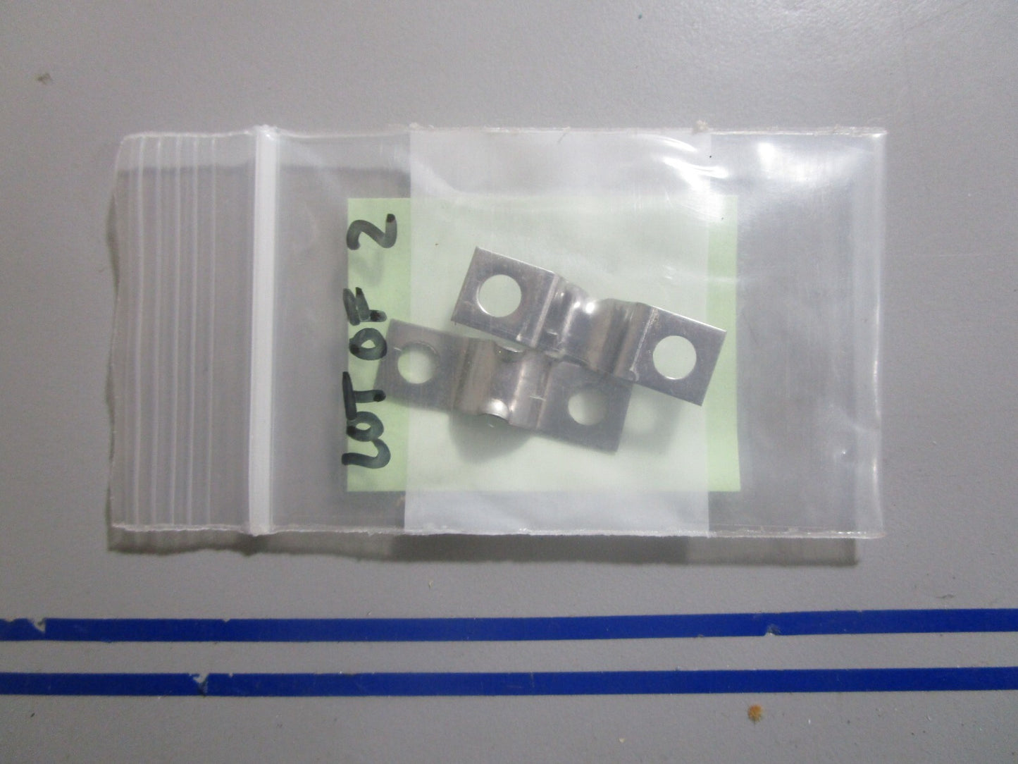 *NEW OEM* (LOT OF 2) 0810 OMC Johnson Evinrude Bearing Clamp 305609 0305609