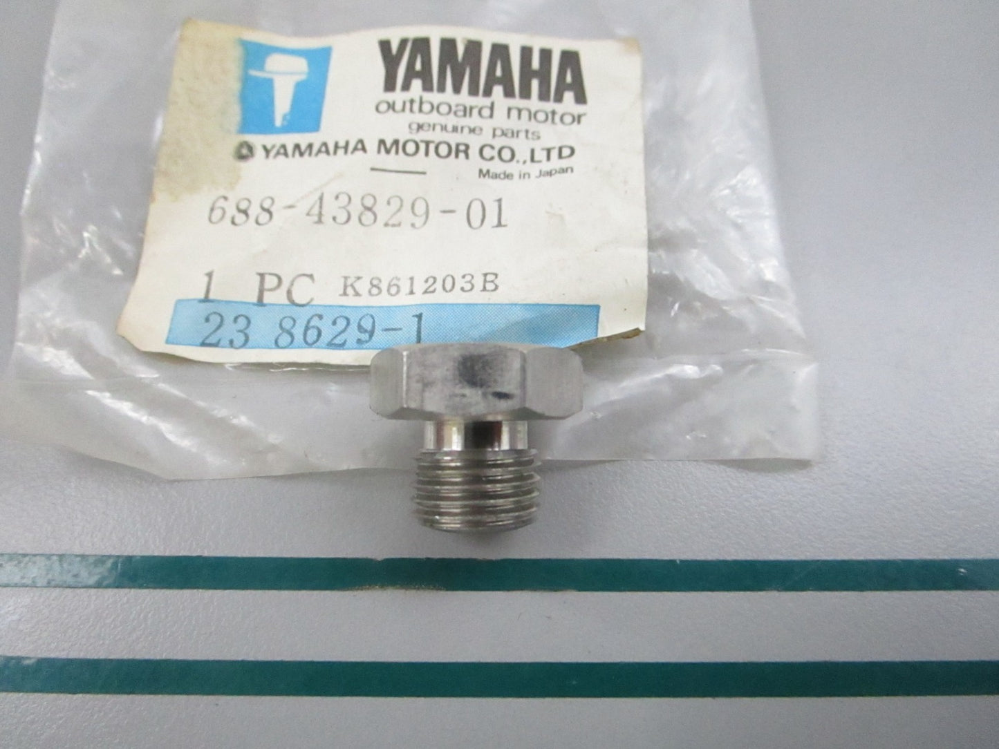 NEW OEM 688-43829-01-00 Yamaha Plug 0810