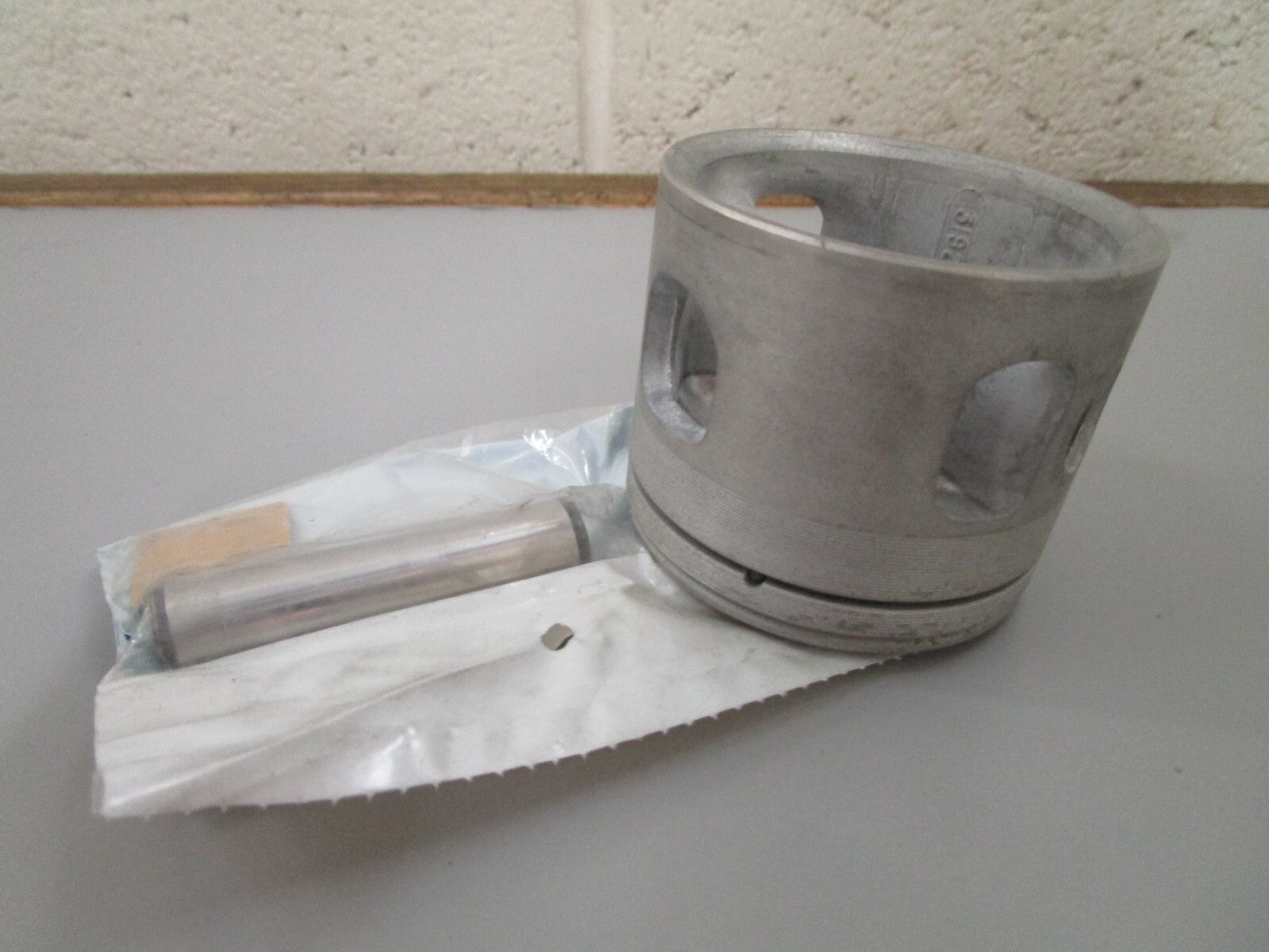 *NEW OEM* 0810 OMC Johnson Evinrude Piston & Wrist Pin Assembly 386260 0386260