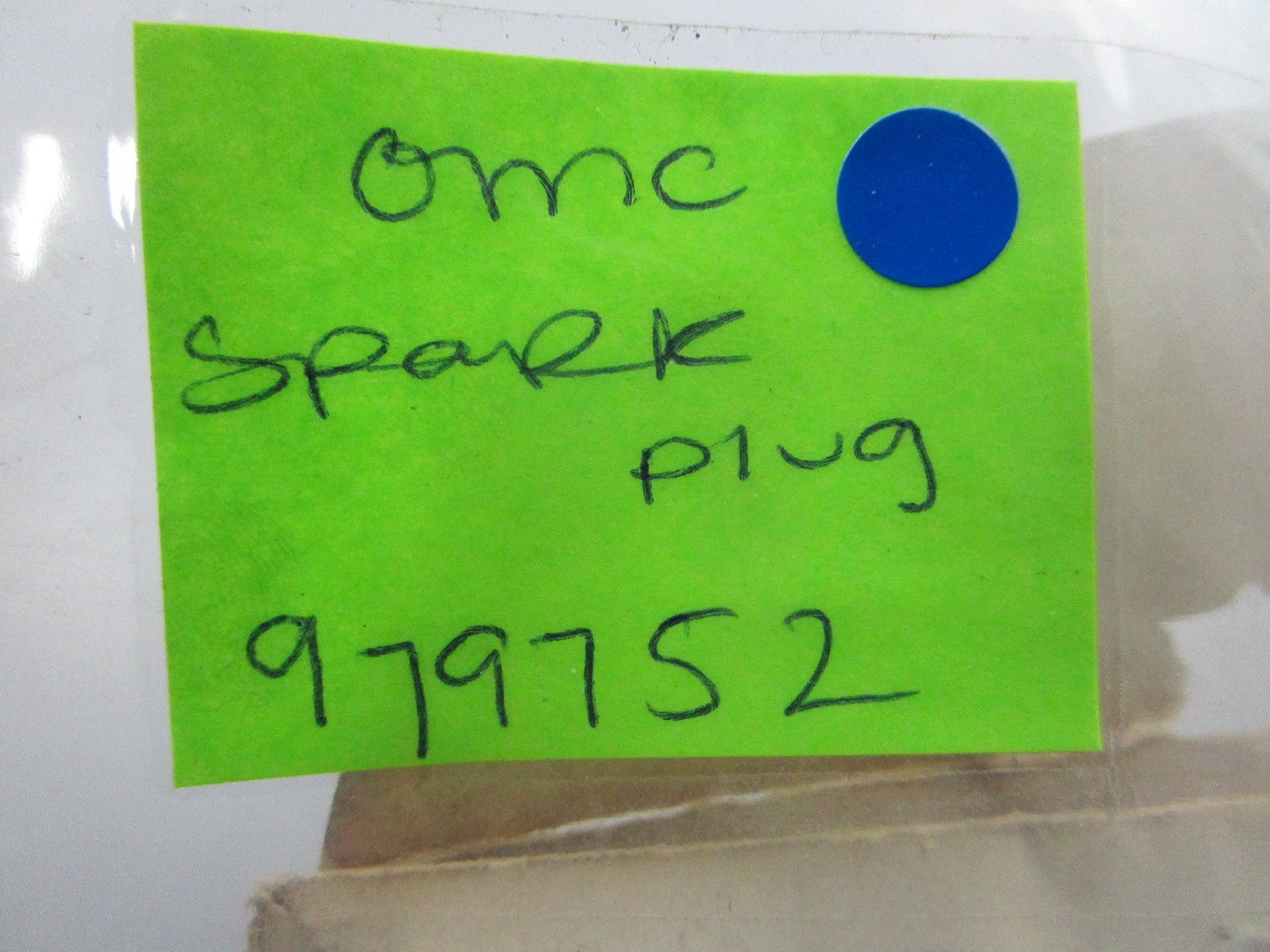 *NEW OEM* 0810 OMC Johnson Evinrude Spark Plug 979752 0979752