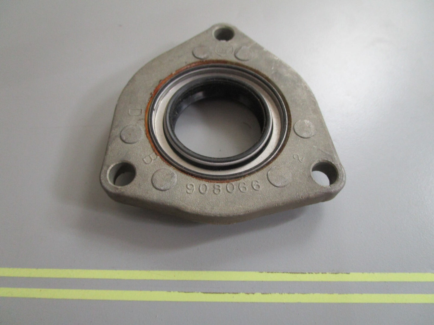 *NEW OEM* 0810 OMC Johnson Evinrude Retainer & Seal 980478 0980478