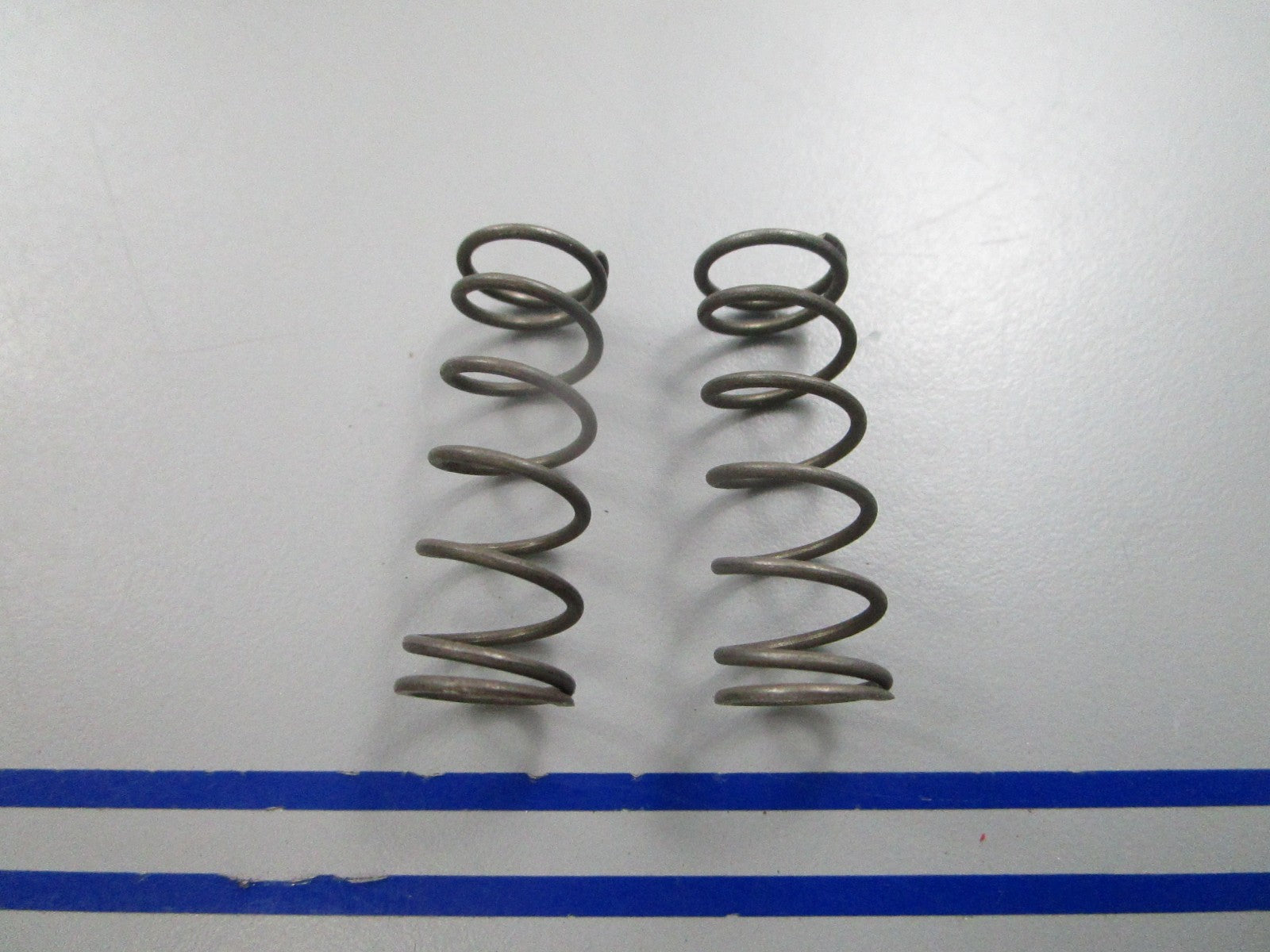 NEW OEM (LOT OF 2) 305573 0305573 OMC Johnson Evinrude Shift Spring 0810