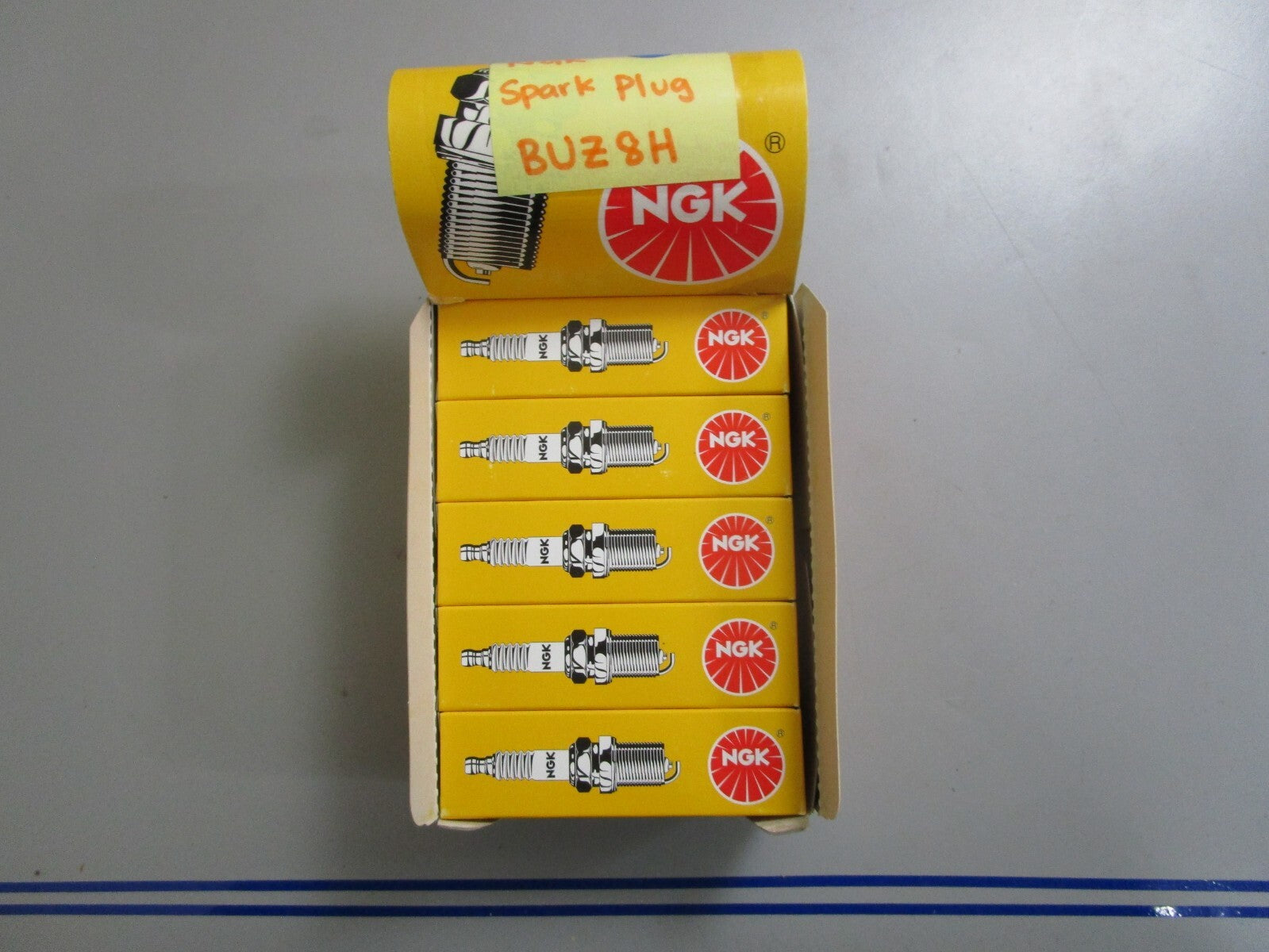 *NEW* (LOT OF 10) 0810 NGK Spark Plug BUZ8H