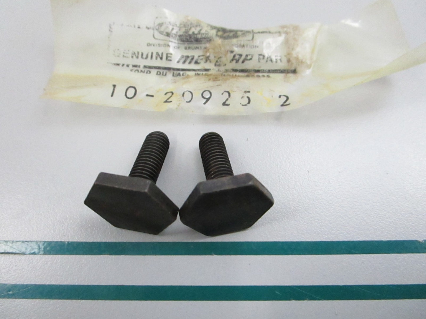 NEW OEM 10-20925 2 Mercury Quicksilver 2 Screw Set 0810
