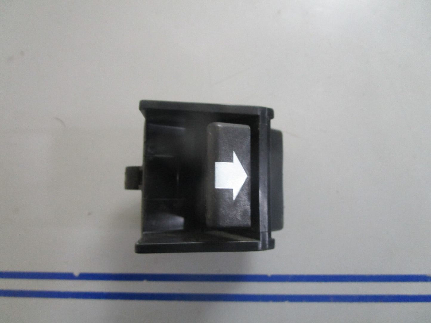 *NEW OEM* 0810 OMC Johnson Evinrude Latch 435818 0435818
