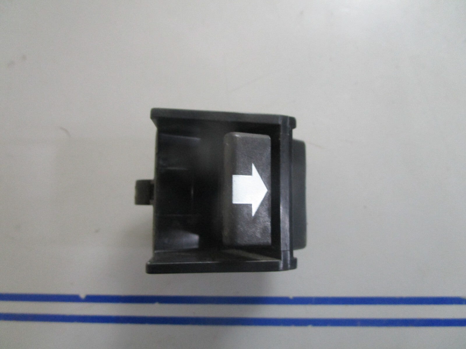 *NEW OEM* 0810 OMC Johnson Evinrude Latch 435818 0435818