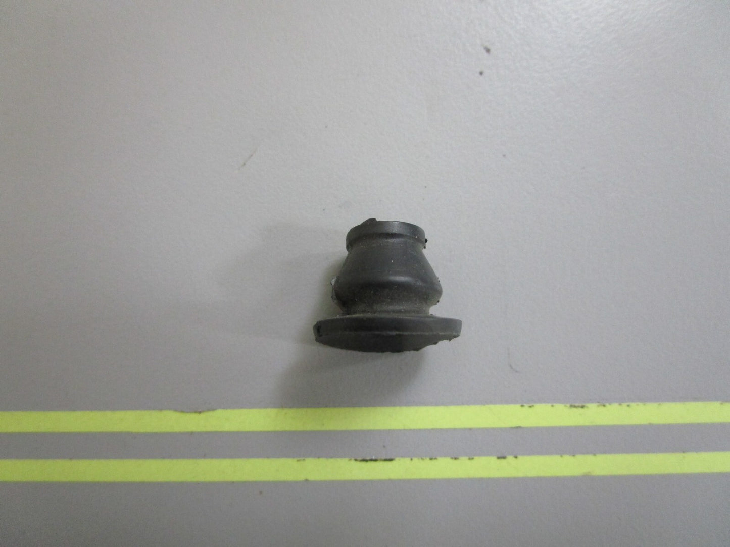 *NEW OEM* 0810 OMC Johnson Evinrude Grommet 311439 0311439