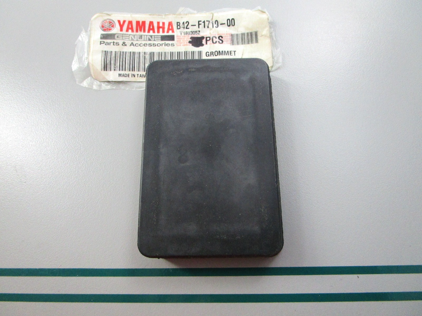 NEW OEM B42-F1719-00-00 Yamaha Grommet 0810