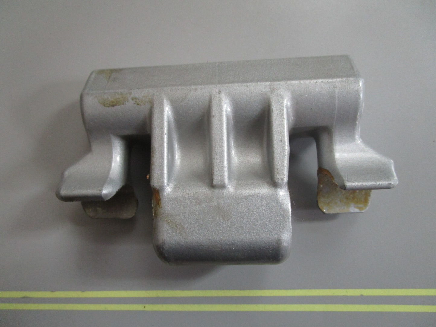 *NEW OEM* 0810 OMC Johnson Evinrude Mounting Bracket 123606 0123606