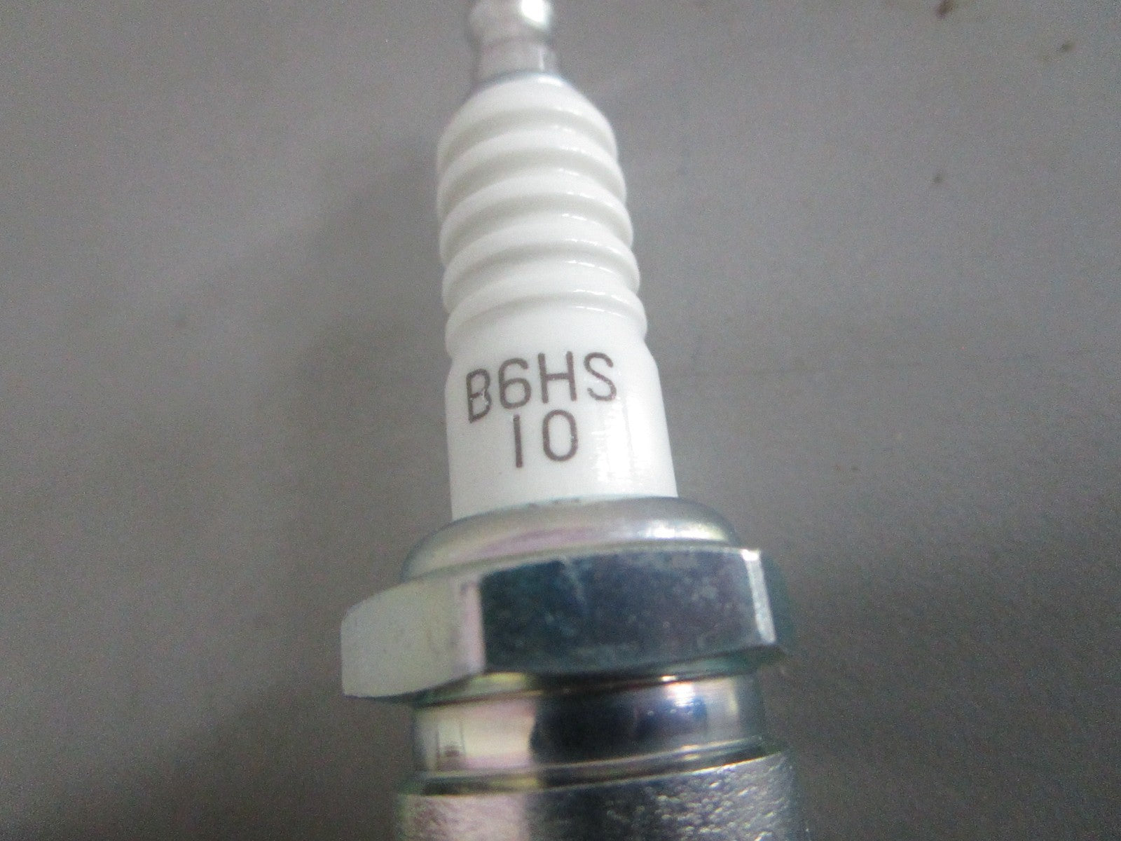 NEW OEM (LOT OF 4) B6HS-10 NGK Spark Plug 0820