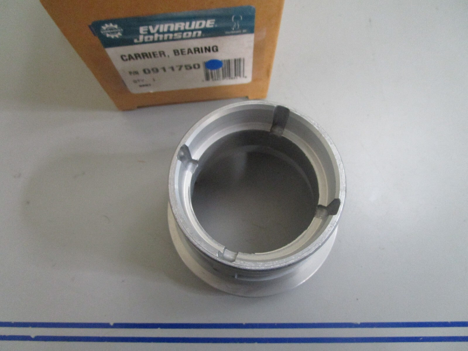 *NEW OEM* 0820 OMC Johnson Evinrude Bearing Carrier 911750 0911750