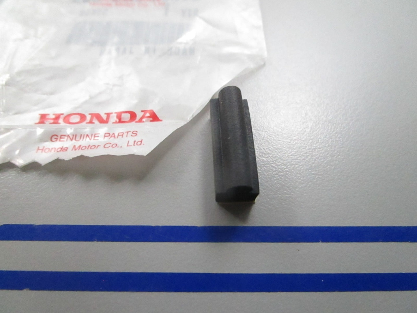 NEW OEM 81204-MV9-300 Honda Seal 0810