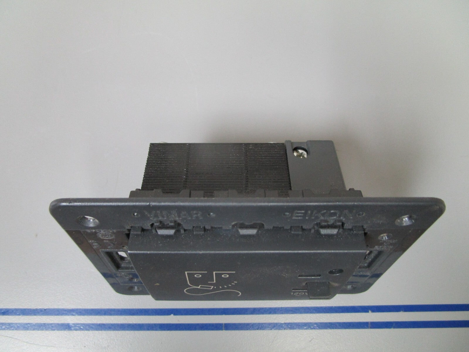 *NEW* 0720 Vimar Eikon PRI 230V Outlet Socket 14290