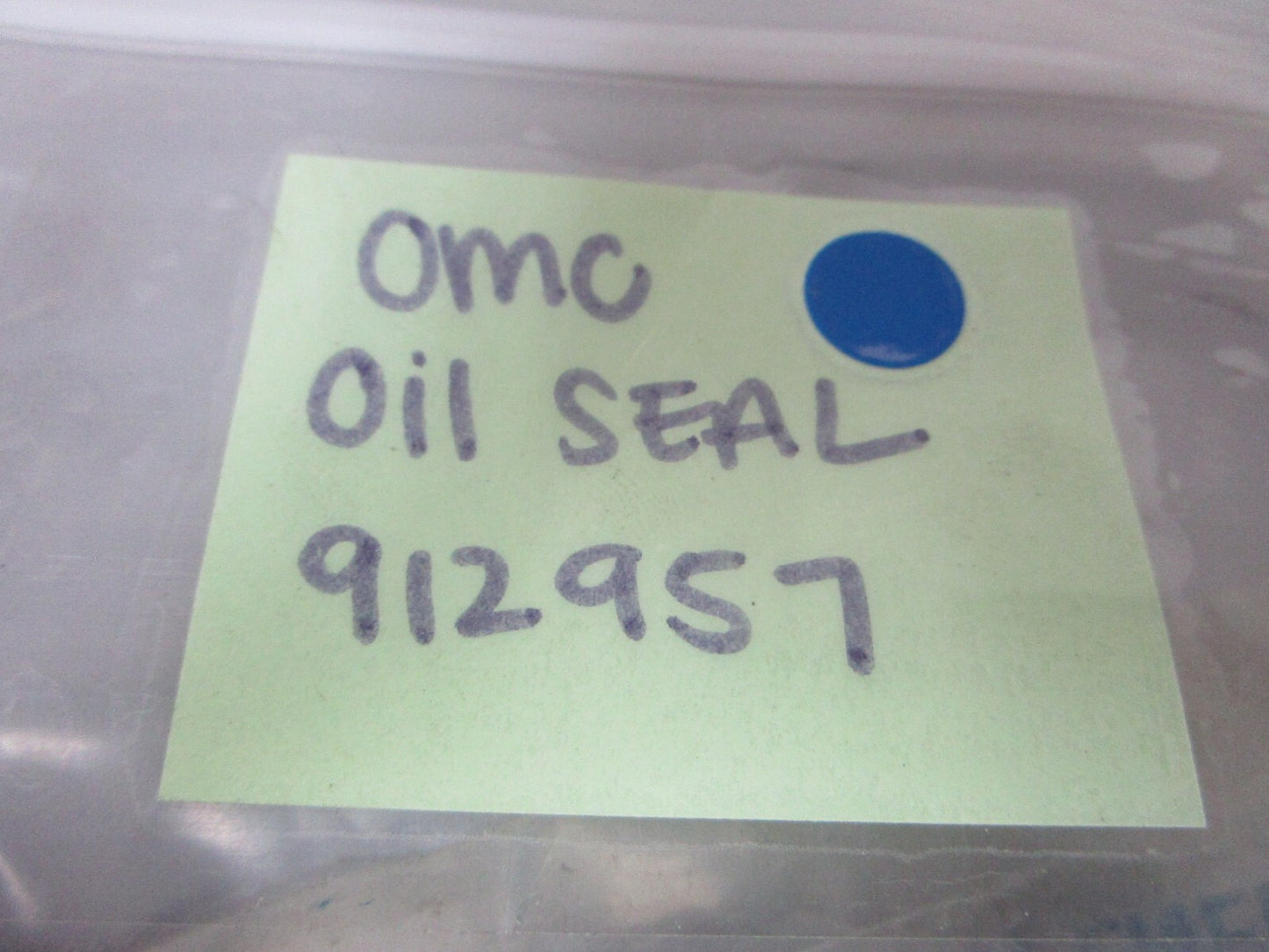 *NEW OEM* 0810 OMC Johnson Evinrude Oil Seal 912957