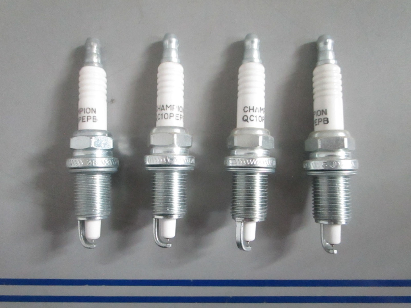 NEW OEM (LOT OF 4) QC10PEPB Champion Spark Plug 0820