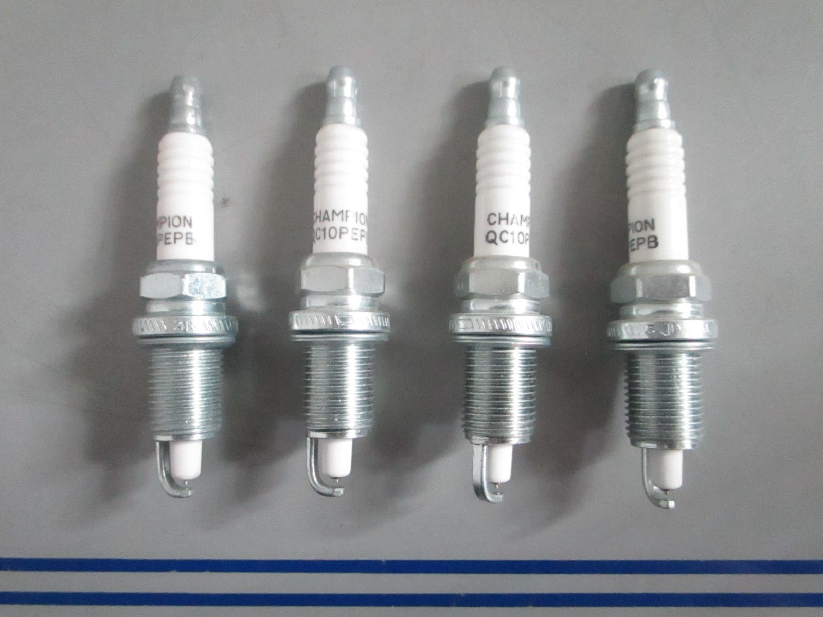 NEW OEM (LOT OF 4) QC10PEPB Champion Spark Plug 0820