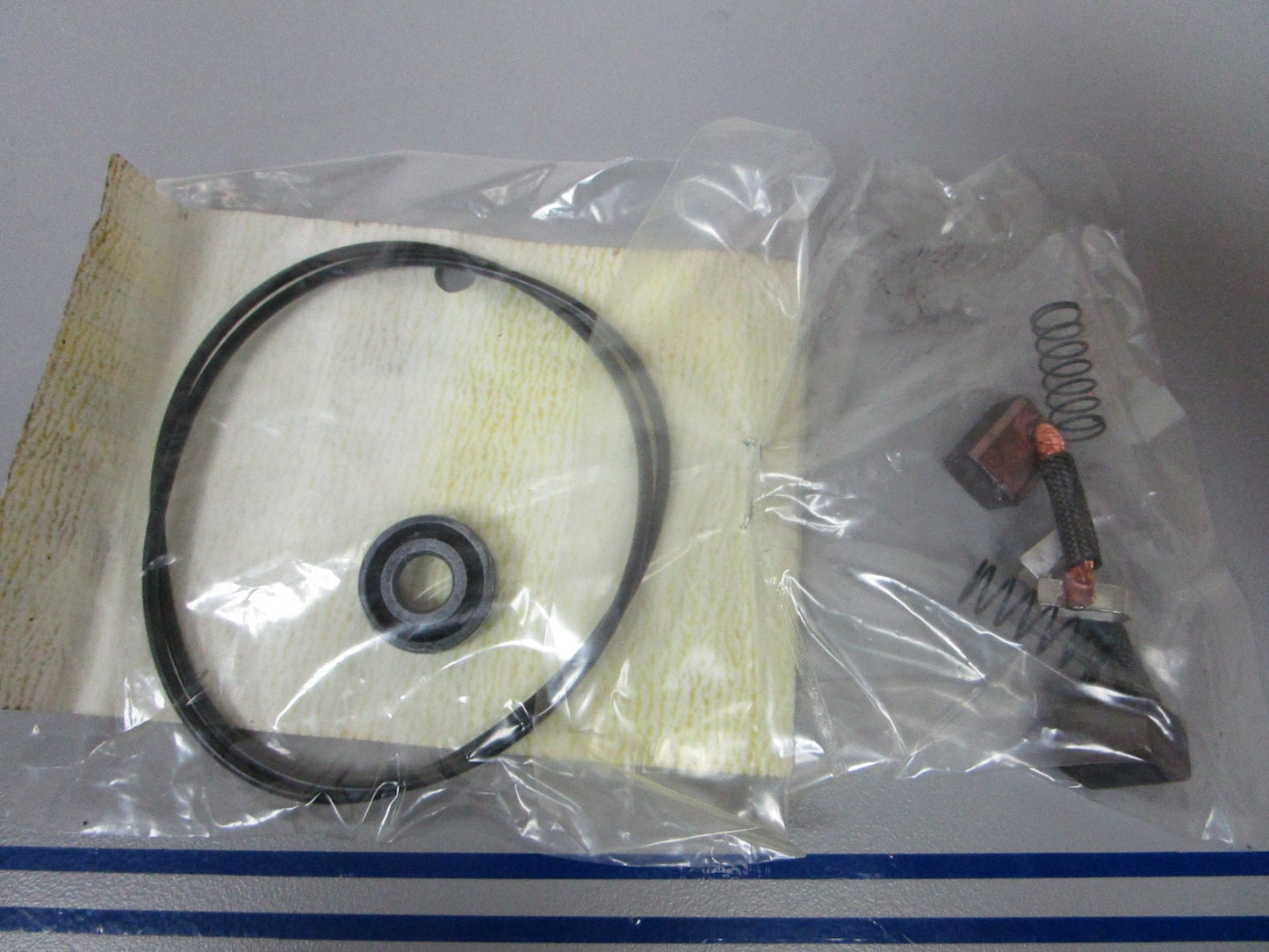NEW OEM 984961 0984961 OMC Johnson Evinrude Seal & Brush Set 0720