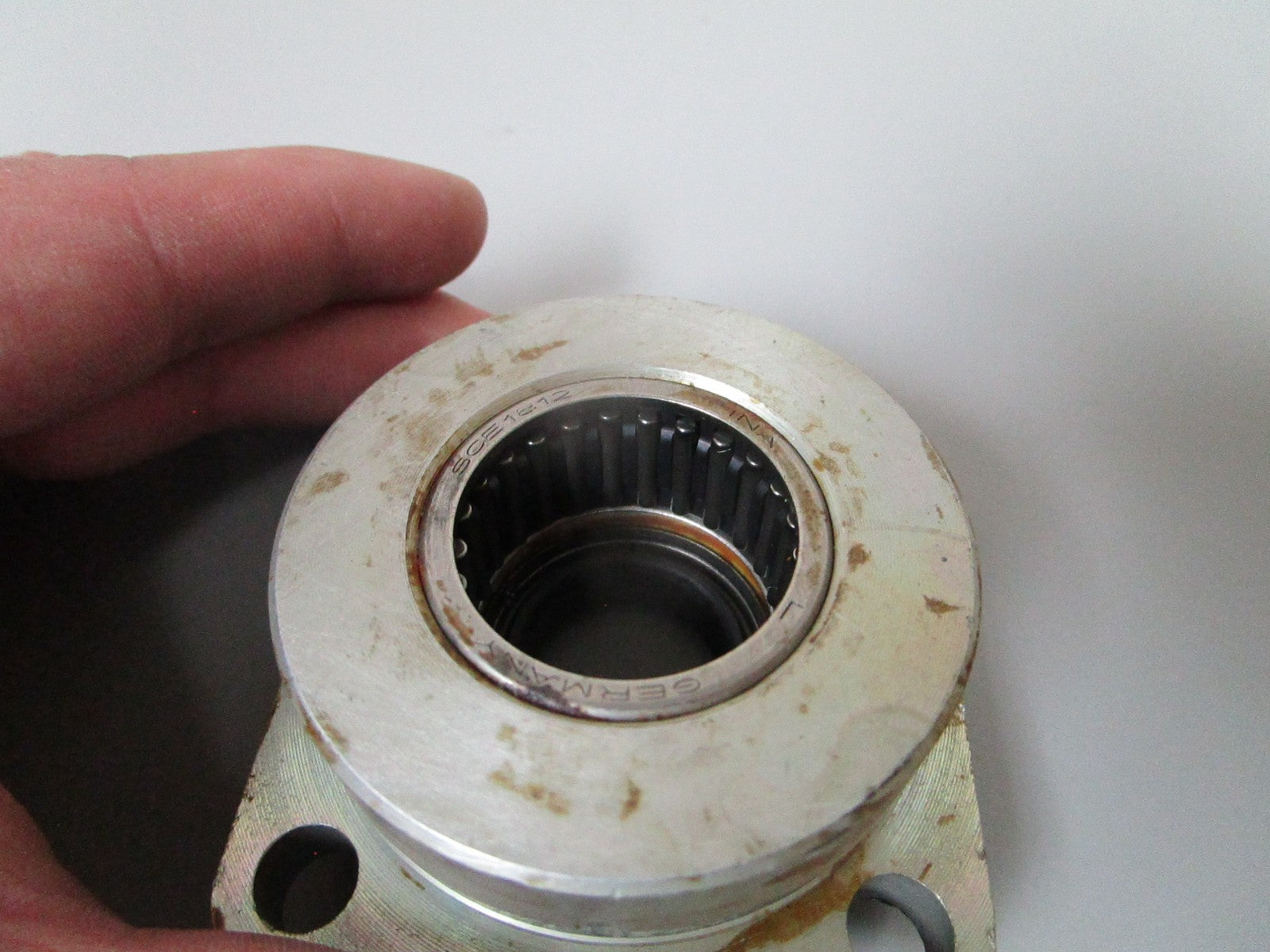NEW OEM 317882 385556 OMC Johnson Evinrude Bearing Housing & Seal 0720