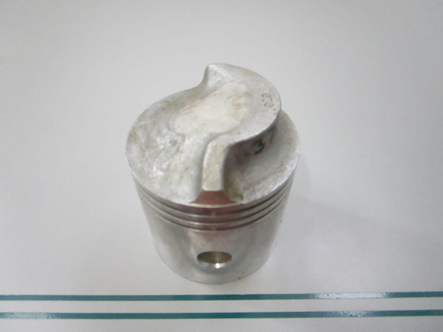 NEW OEM 377073 0377073 OMC Johnson Evinrude Piston 0810