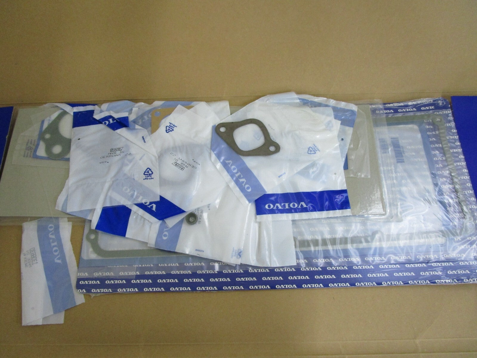 *NEW OEM* 0820 Volvo Penta Gasket Kit 876302