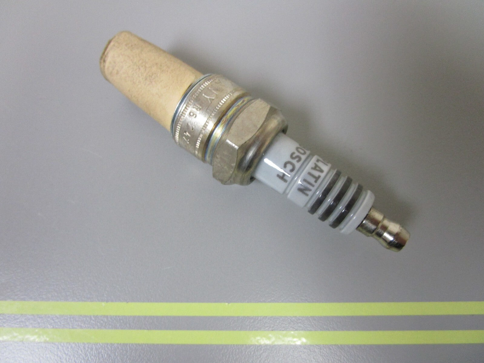 *NEW OEM* 0810 Bosch Platinum Spark Plug WR8CP