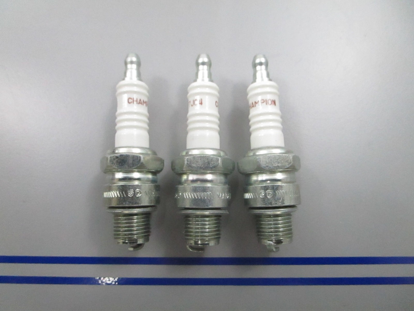*NEW* (LOT OF 3) 0810 Champion Spark Plug L77JC4
