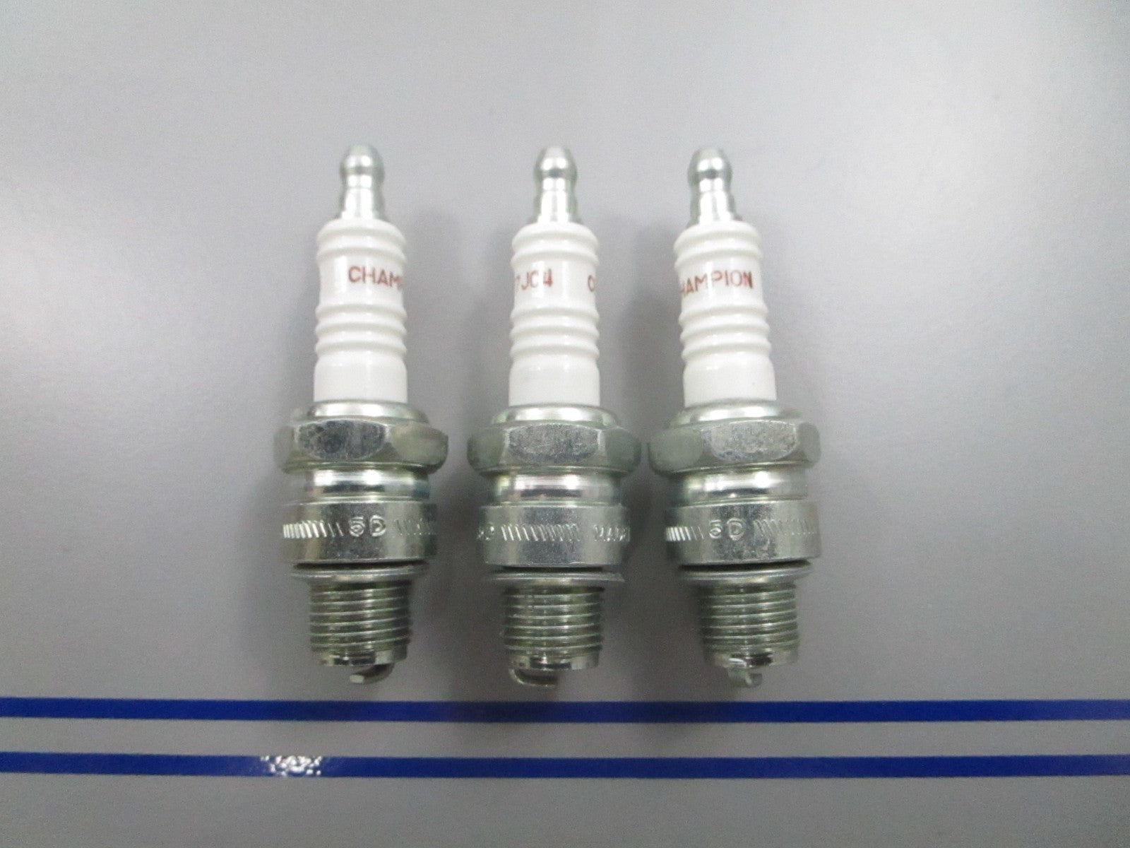 *NEW* (LOT OF 3) 0810 Champion Spark Plug L77JC4