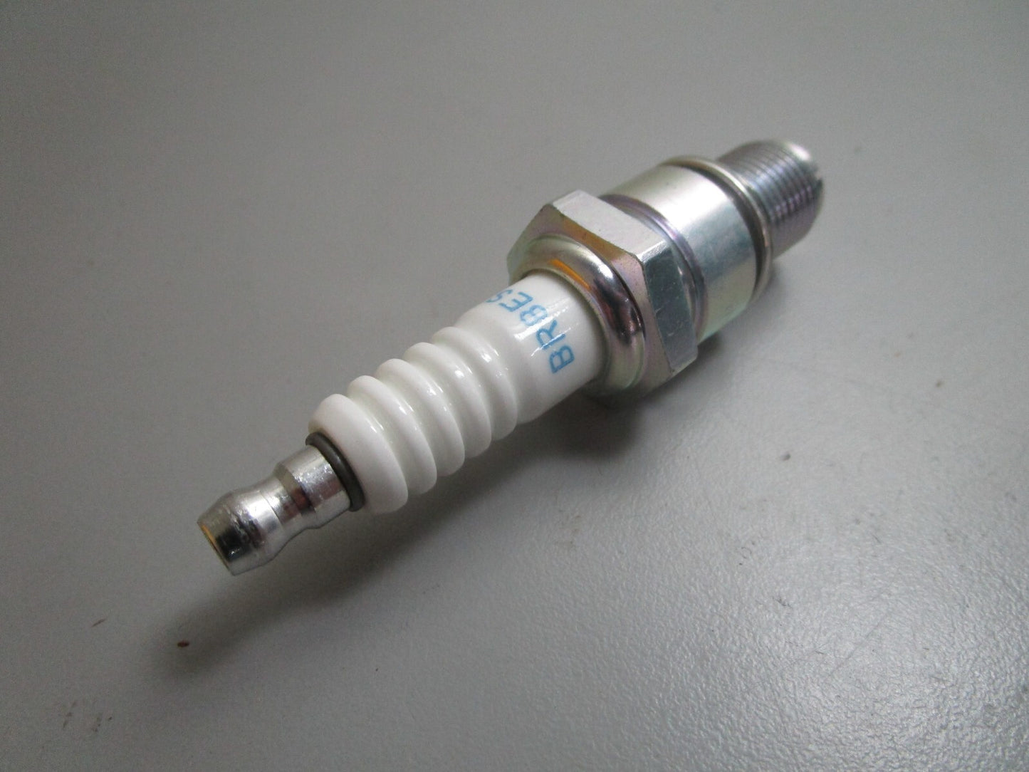 *NEW* (LOT OF 4) 0810 NGK Spark Plug BR8R8