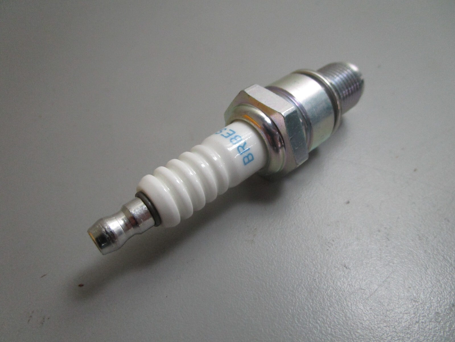 *NEW* (LOT OF 4) 0810 NGK Spark Plug BR8R8