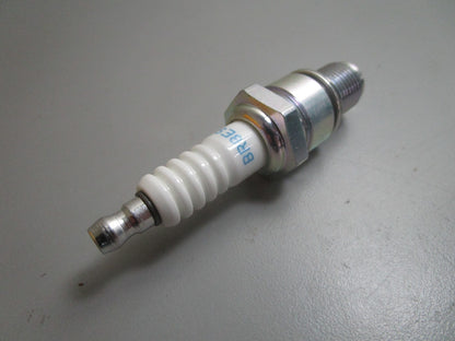 *NEW* (LOT OF 4) 0810 NGK Spark Plug BR8R8