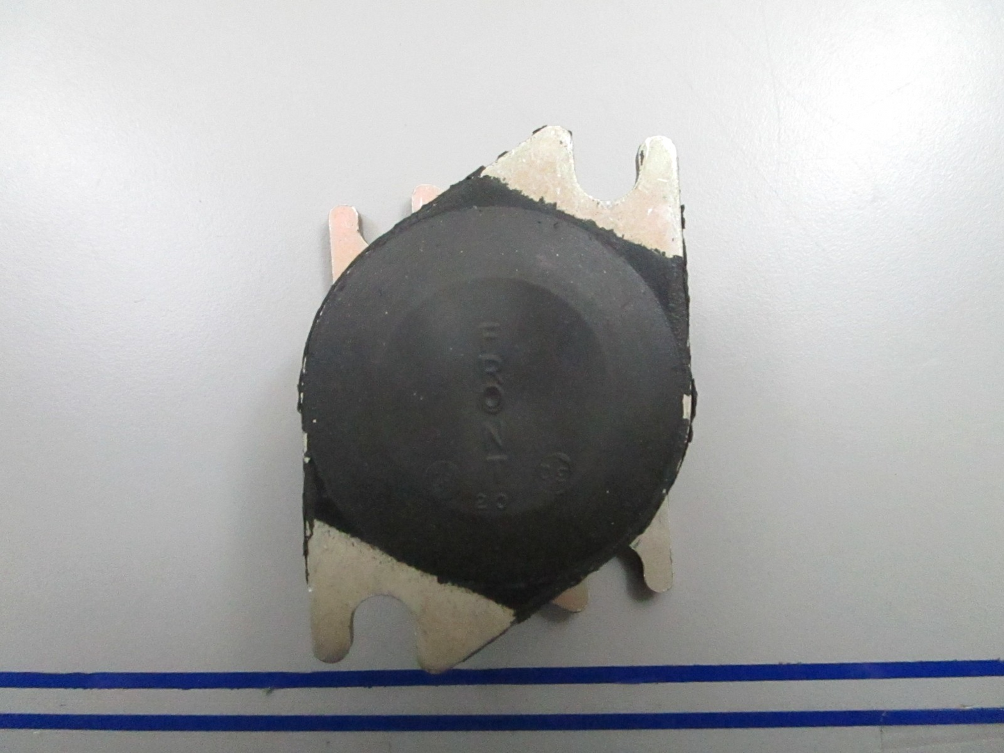 *NEW OEM* 0810 Mercury Force Shock Mount F183346-1