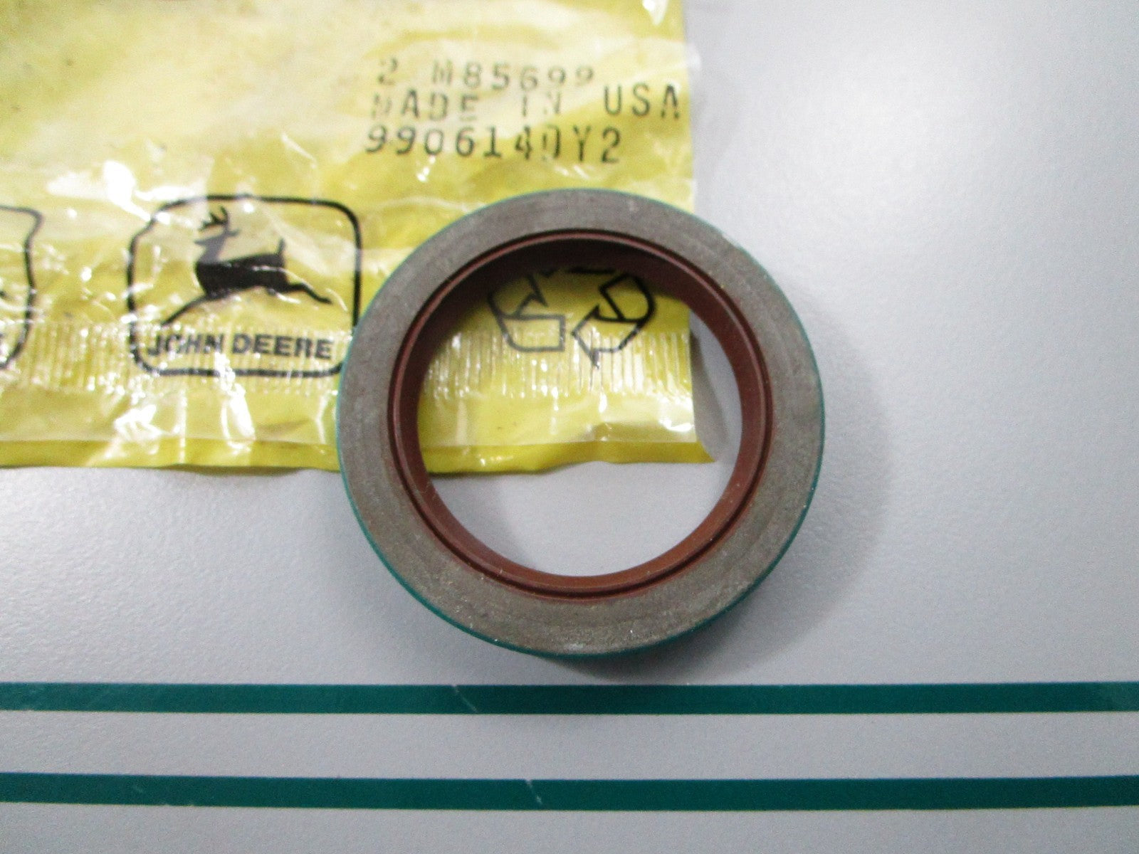 NEW OEM M85699 John Deere Seal  0810