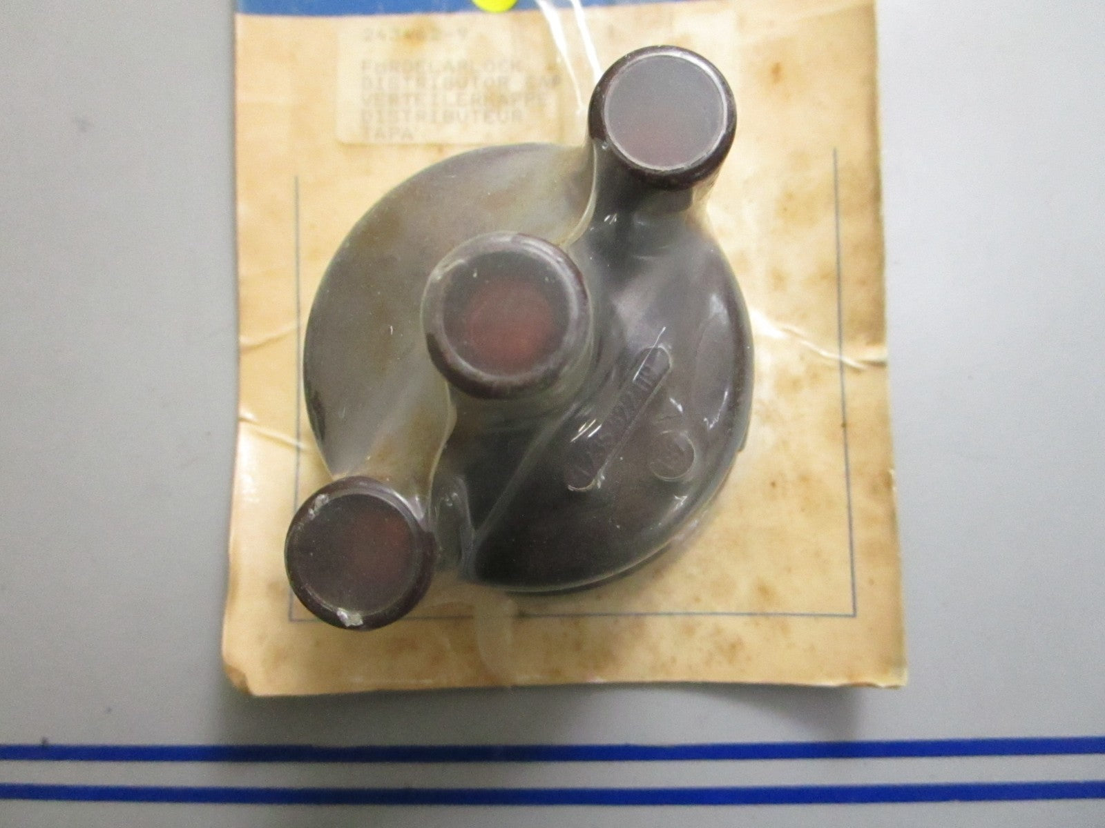 *NEW OEM* 0820 Volvo Penta Distributor Cap 243462