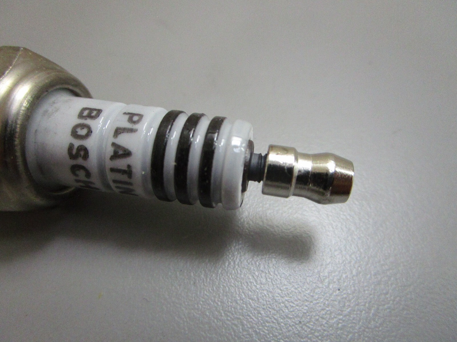 *NEW OEM* (LOT OF 4) 0820 Bosch Platinum Spark Plug WR6DP