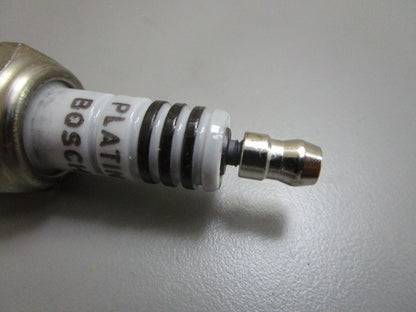 *NEW OEM* (LOT OF 4) 0820 Bosch Platinum Spark Plug WR6DP