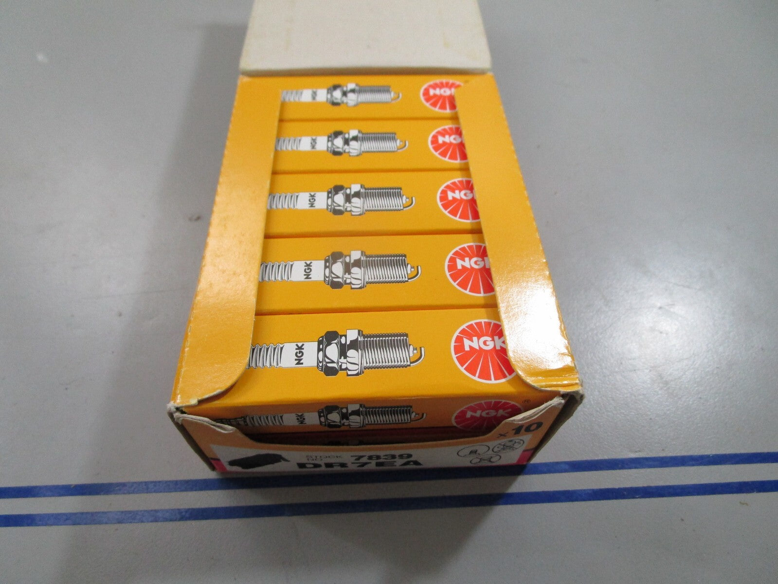 *NEW* (LOT OF 10) 0820 NGK Spark Plug DR7EA