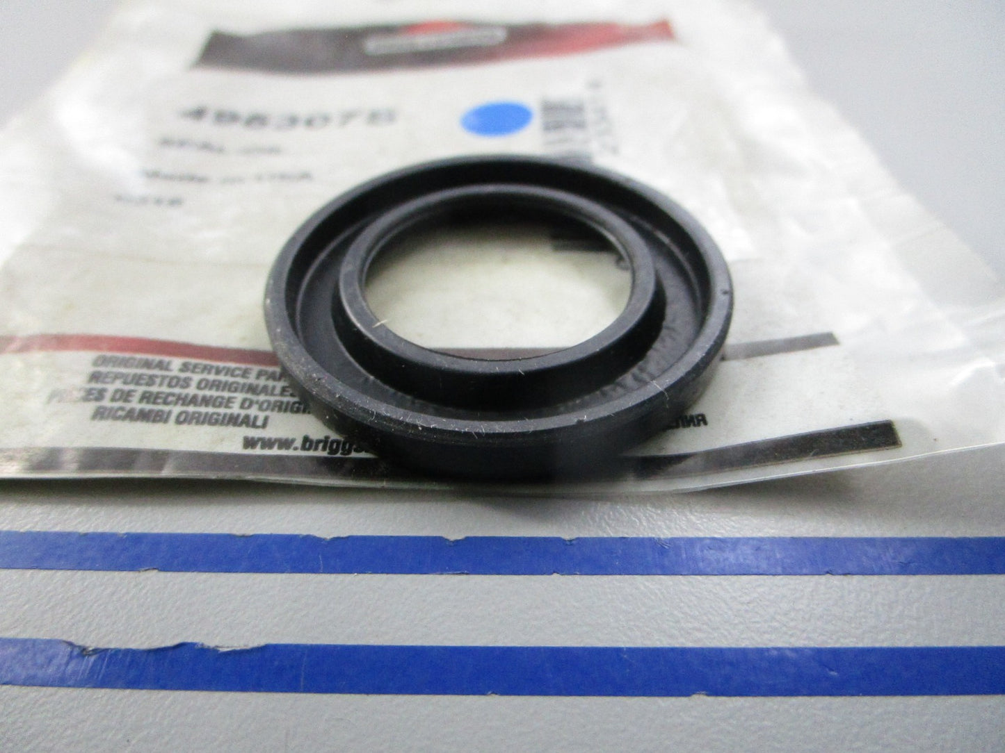 NEW OEM 495307S Briggs & Stratton Oil Seal 0810