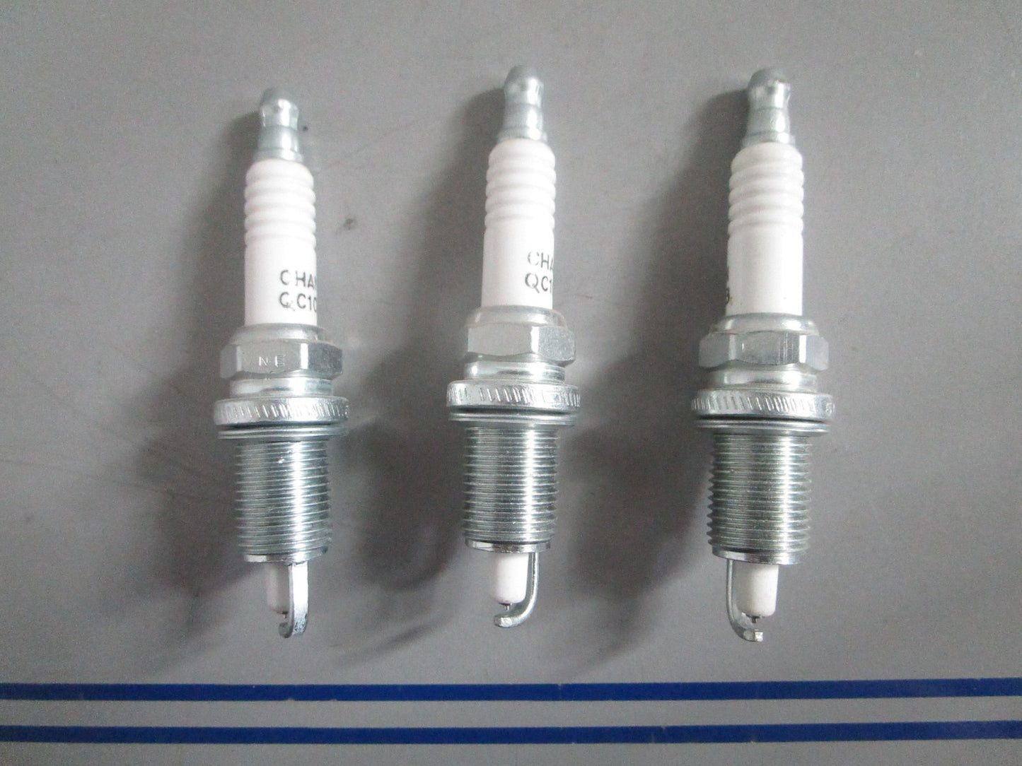 NEW OEM (LOT OF 3) QC10PEPB Champion Spark Plug 0820
