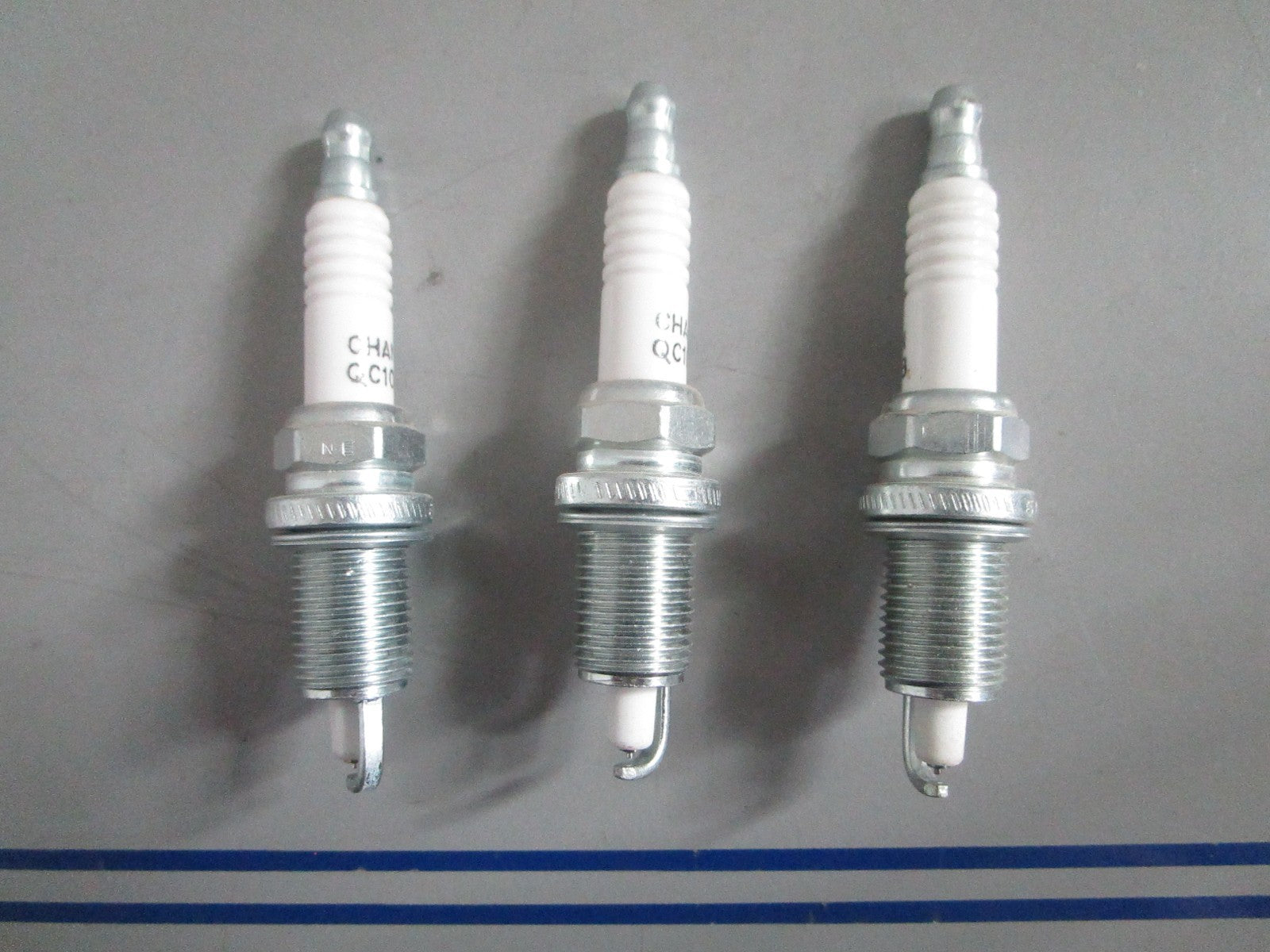NEW OEM (LOT OF 3) QC10PEPB Champion Spark Plug 0820
