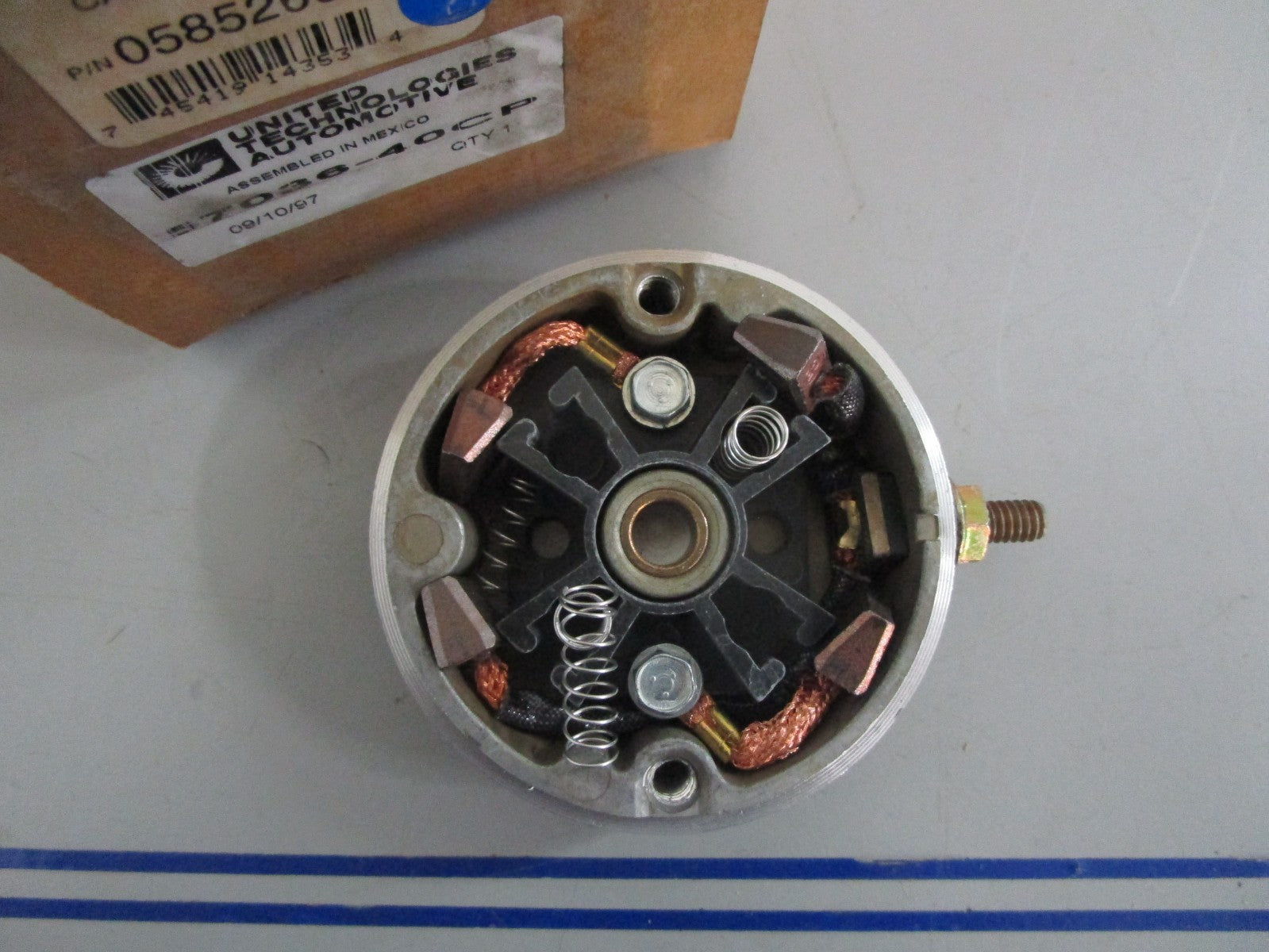 *NEW OEM* 0820 OMC Johnson Evinrude Commutator Cap 585266 0585266