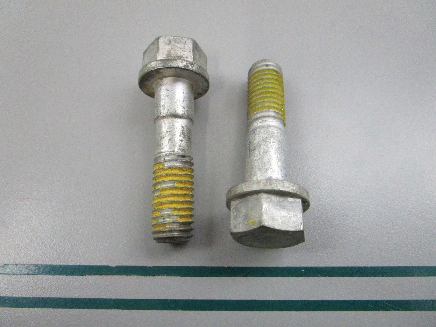 NEW OEM (LOT OF 2) 343024 0343024 OMC Johnson Evinrude Steering Arm Screw 0810