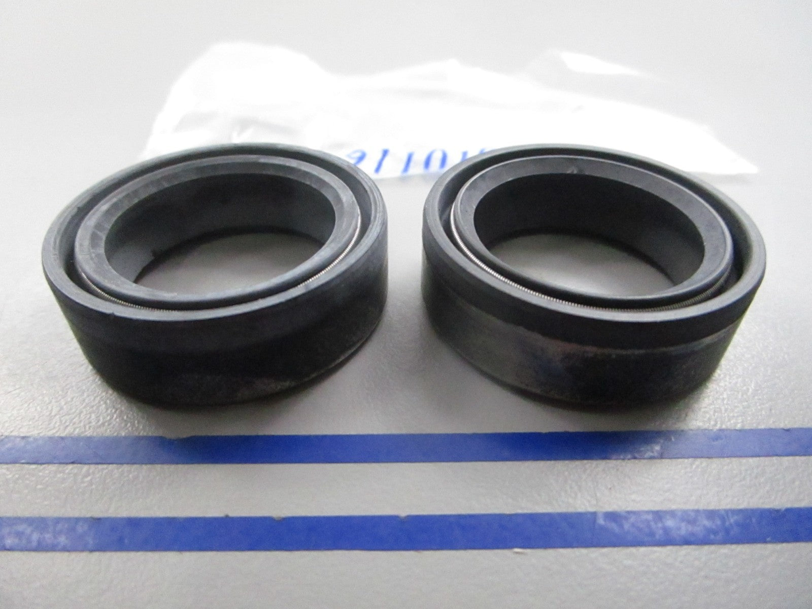 NEW OEM (LOT OF 2) 911019 0911019 OMC Johnson Evinrude Oil Seal 0810