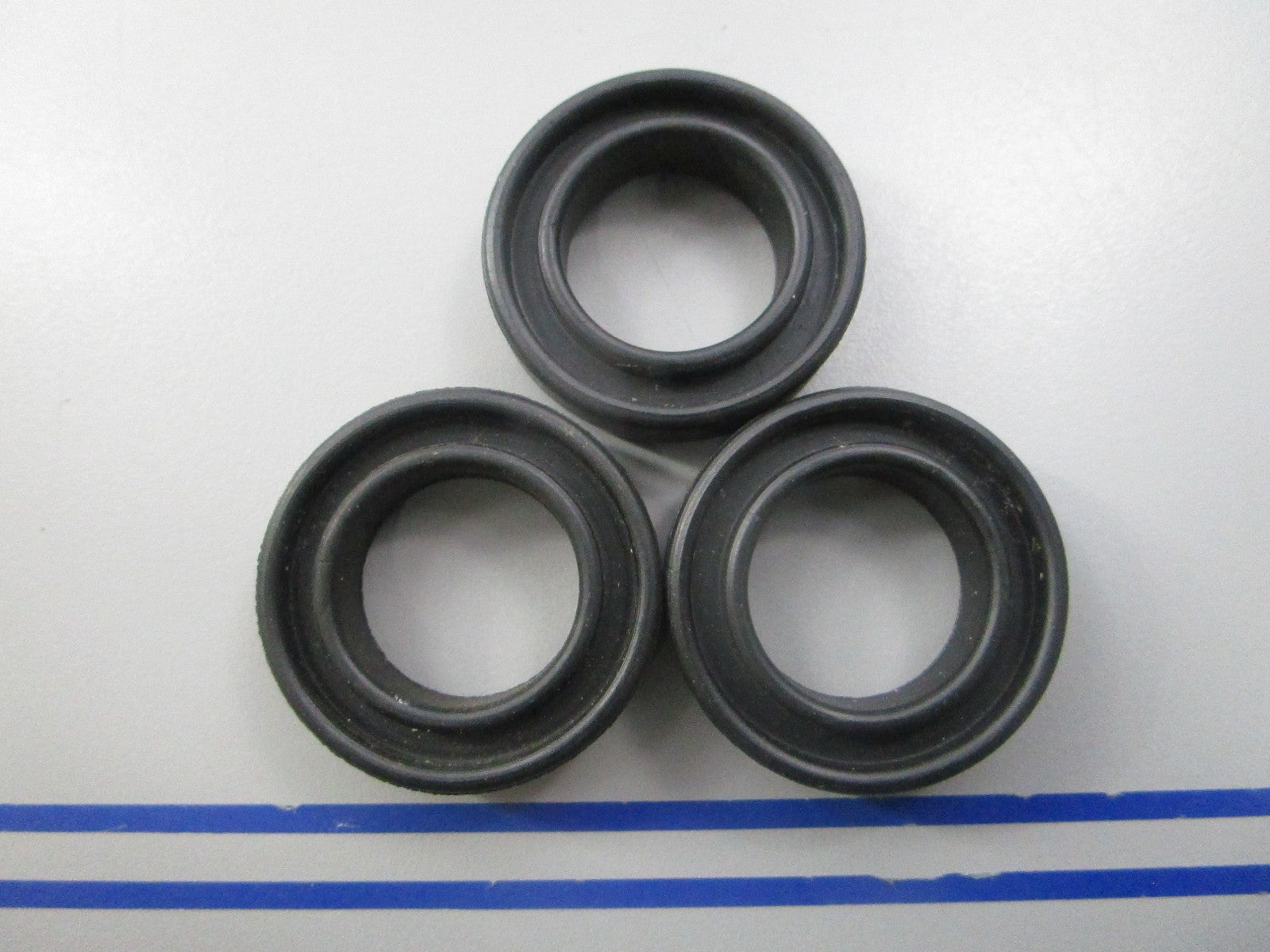 NEW OEM (LOT OF 3) 315748 0315748 OMC Johnson Evinrude Grommet 0810