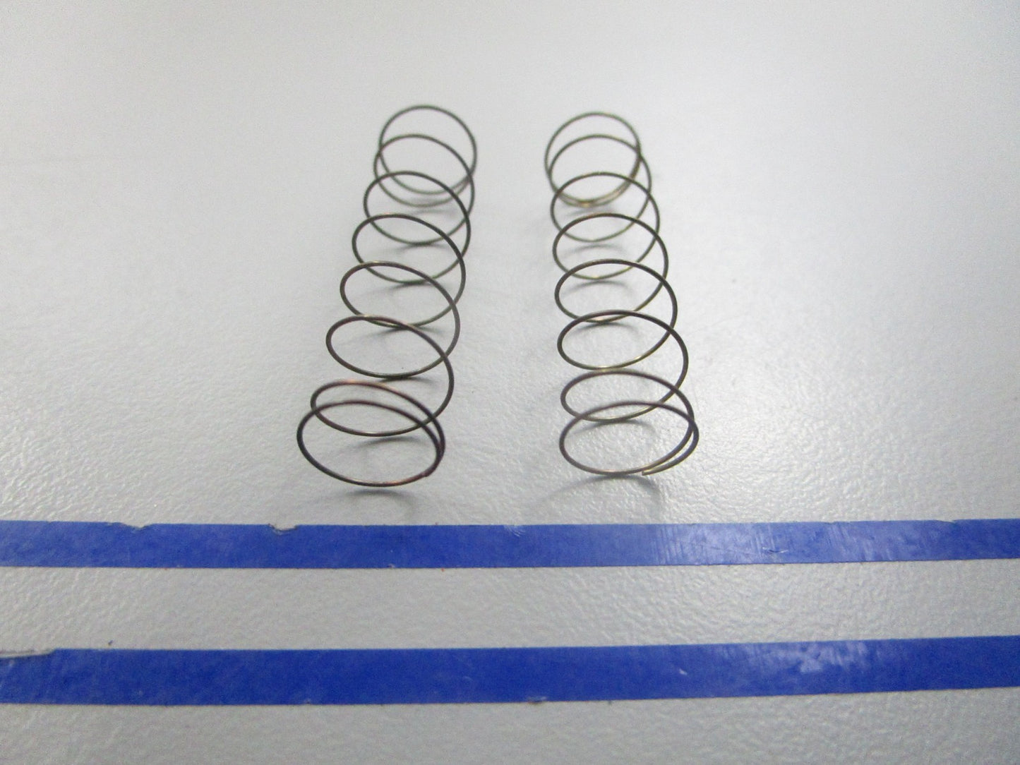 NEW OEM (LOT OF 2) 309298 0309298 OMC Johnson Evinrude Spring 0810